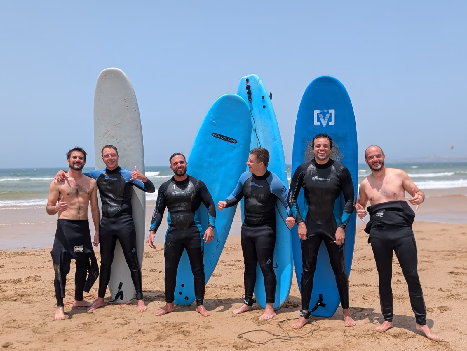 Surf-Camp-Gruppe mit Coaches am Strand von Essaouira
