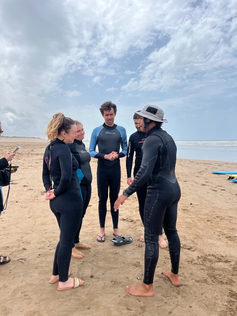Briefing en la playa de una escuela de surf antes de una clase en Essaouira