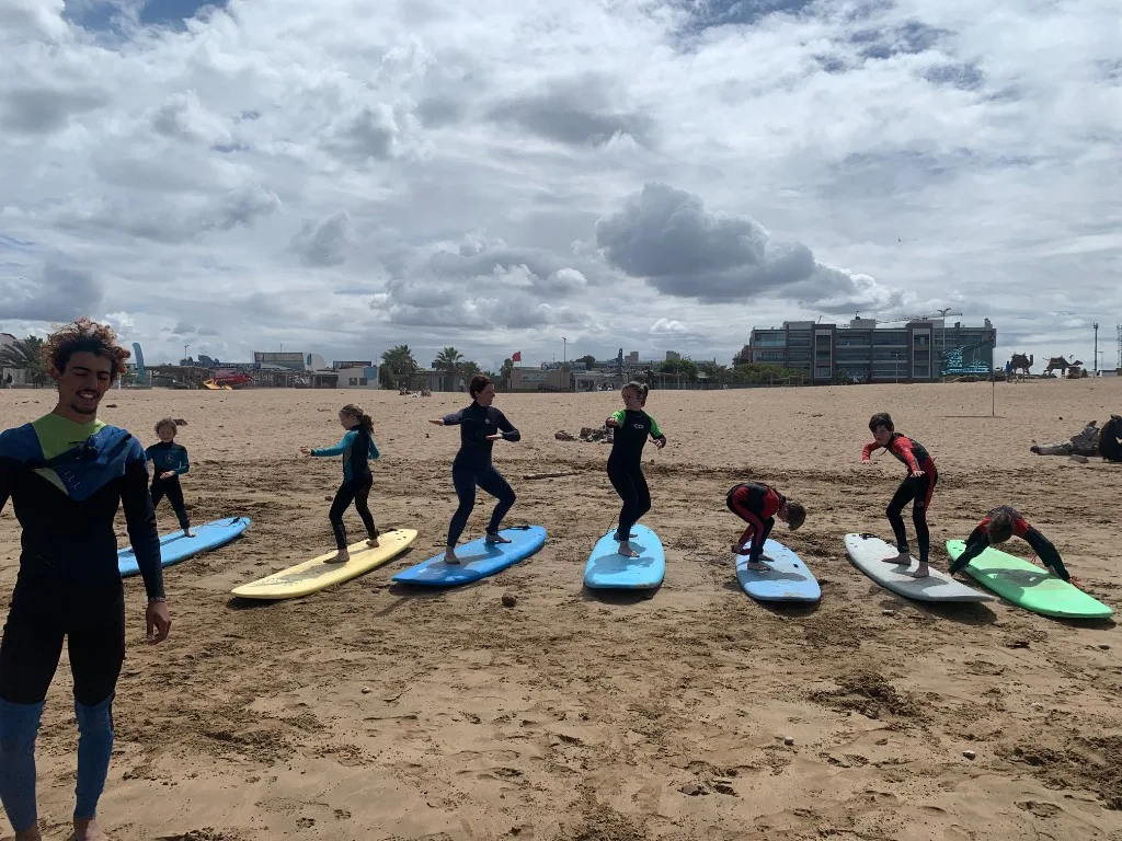 Groupe pratique surf camp plage Essaouira